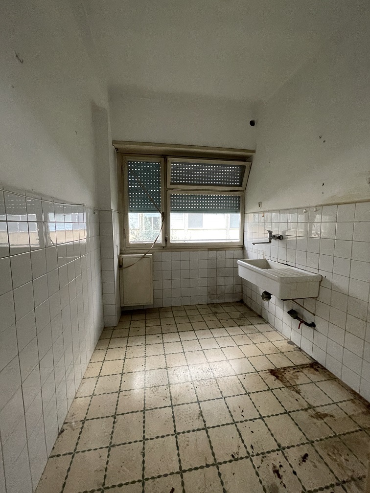 APPARTAMENTO INT.1 DI 3,5 VANI CON ASCENSORE; BALCONE. Dati catastali [N.C.E.U.] cat.A/3, fg.839, part.9, sub.176. Sup. cat. 59 mq. Piena proprietà lotto libero.