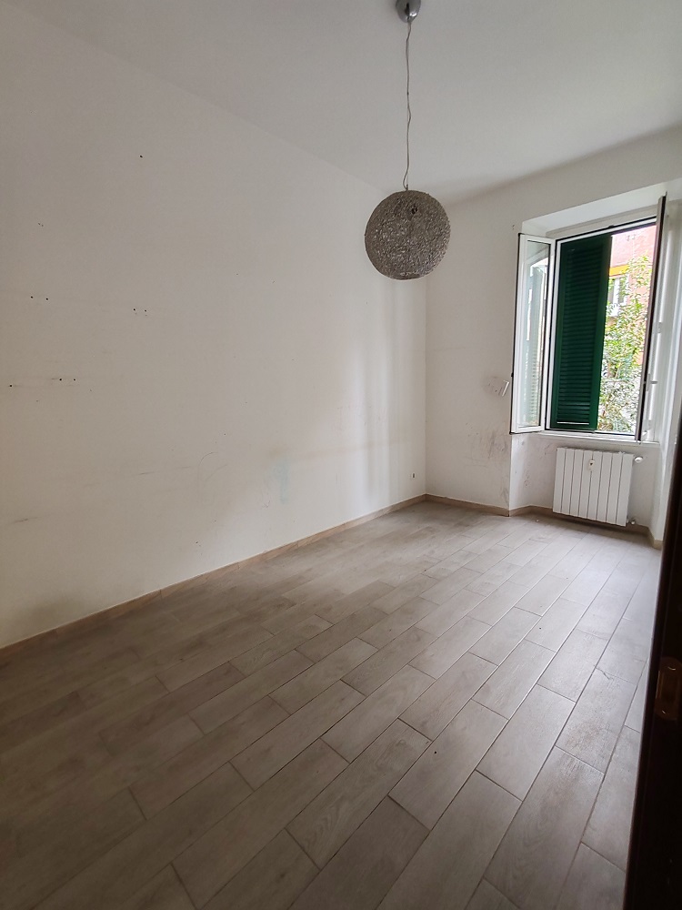 APPARTAMENTO INT.6 DI 3,5 VANI SENZA ASCENSORE. Dati catastali [N.C.E.U.] cat.A/2, fg.373, part.44, sub.168. Sup. cat. 64 mq. Piena proprietà lotto libero.