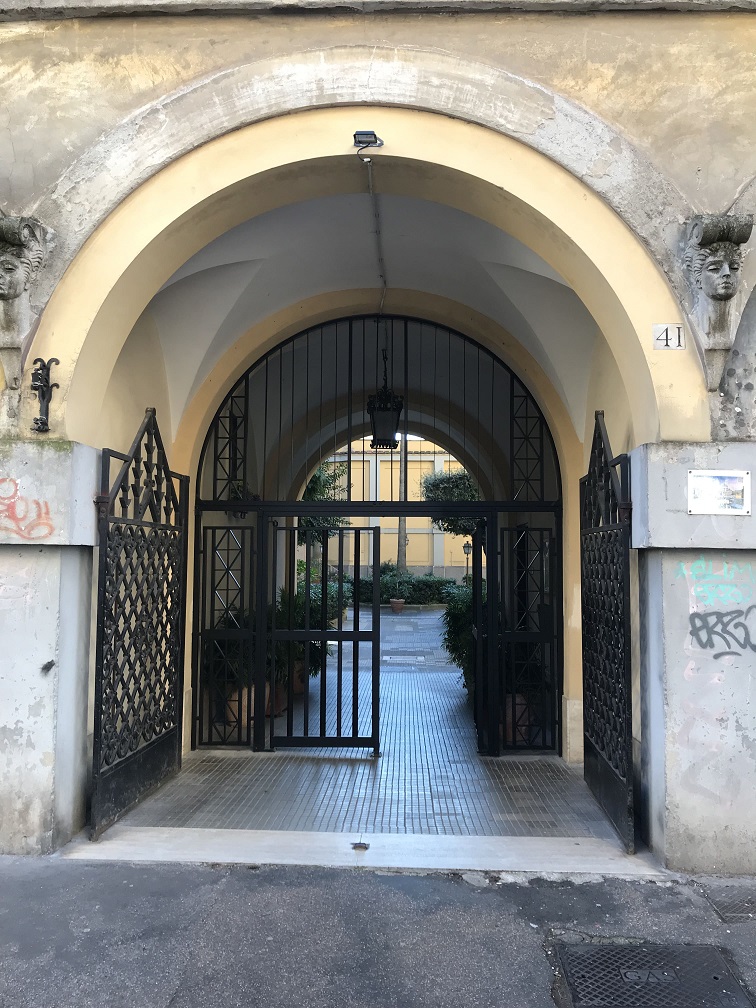 APPARTAMENTO INT.5 DI 5 VANI CON ASCENSORE. Dati catastali [N.C.E.U.] cat.A/2, fg.372, part.47, sub.73. Sup. cat. 95 mq. Piena proprietà lotto libero.