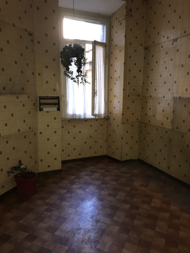 APPARTAMENTO INT.5 DI 5 VANI CON ASCENSORE. Dati catastali [N.C.E.U.] cat.A/2, fg.372, part.47, sub.73. Sup. cat. 95 mq. Piena proprietà lotto libero.