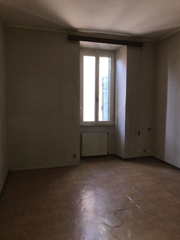 APPARTAMENTO INT.5 DI 5 VANI CON ASCENSORE. Dati catastali [N.C.E.U.] cat.A/2, fg.372, part.47, sub.73. Sup. cat. 95 mq. Piena proprietà lotto libero.