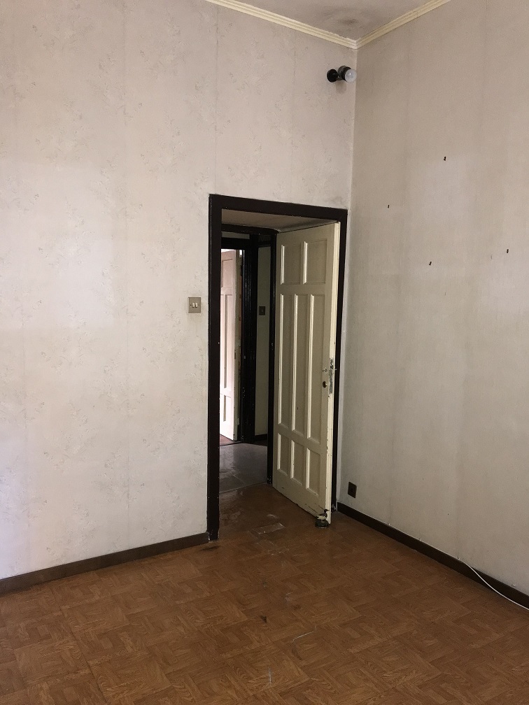 APPARTAMENTO INT.5 DI 5 VANI CON ASCENSORE. Dati catastali [N.C.E.U.] cat.A/2, fg.372, part.47, sub.73. Sup. cat. 95 mq. Piena proprietà lotto libero.