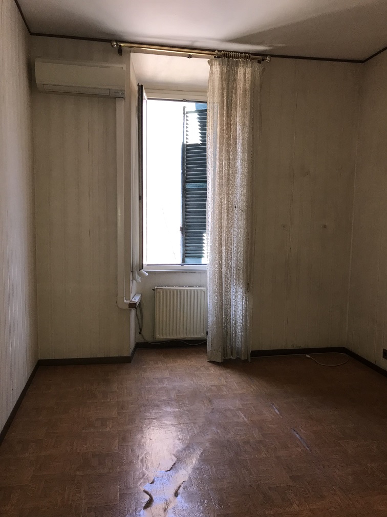 APPARTAMENTO INT.5 DI 5 VANI CON ASCENSORE. Dati catastali [N.C.E.U.] cat.A/2, fg.372, part.47, sub.73. Sup. cat. 95 mq. Piena proprietà lotto libero.
