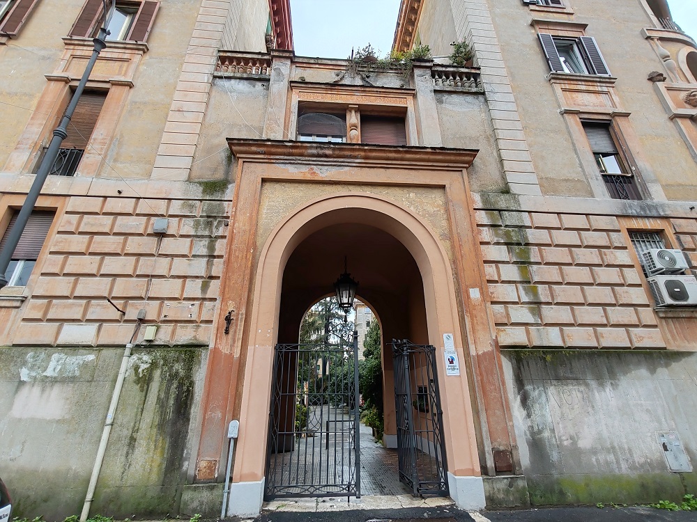 APPARTAMENTO INT.2 DI 7 VANI SENZA ASCENSORE; CANTINA. Dati catastali [N.C.E.U.] cat.A/2, fg.536, part.2, sub.501. Sup. cat. 130 mq. Piena proprietà lotto libero.