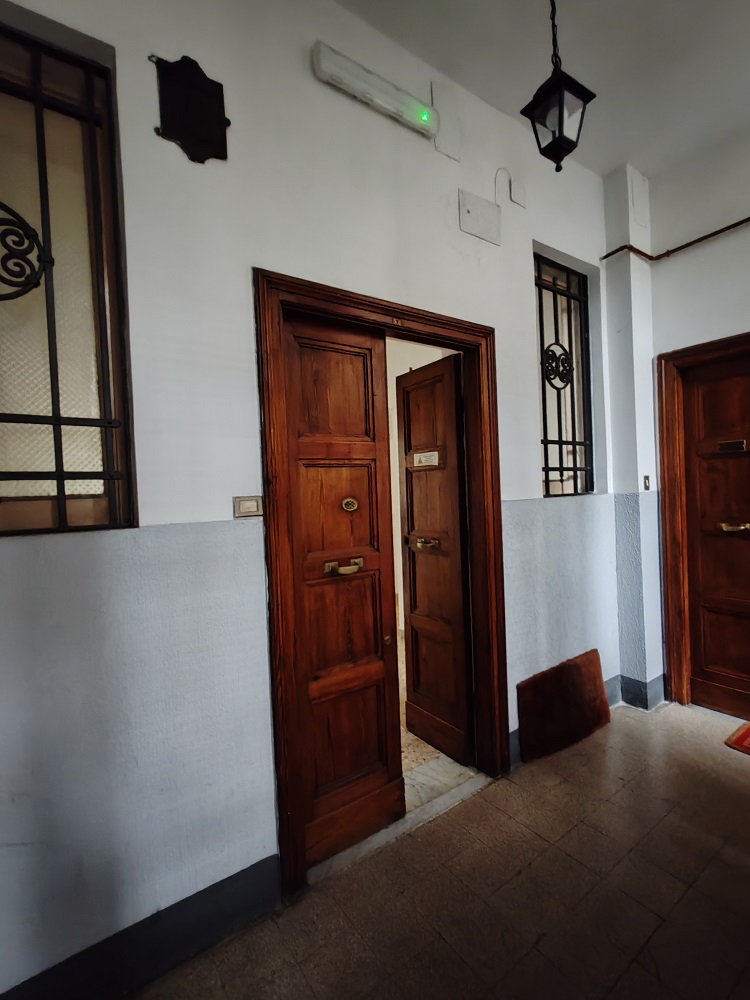 APPARTAMENTO INT.2 DI 7 VANI SENZA ASCENSORE; CANTINA. Dati catastali [N.C.E.U.] cat.A/2, fg.536, part.2, sub.501. Sup. cat. 130 mq. Piena proprietà lotto libero.
