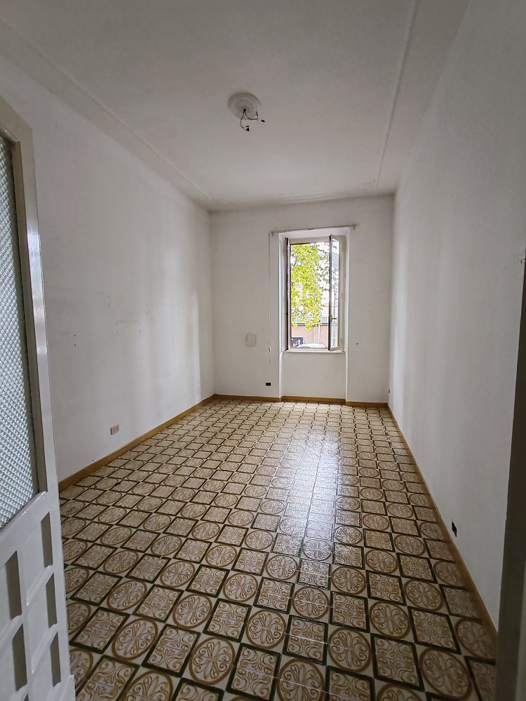 APPARTAMENTO INT.2 DI 7 VANI SENZA ASCENSORE; CANTINA. Dati catastali [N.C.E.U.] cat.A/2, fg.536, part.2, sub.501. Sup. cat. 130 mq. Piena proprietà lotto libero.