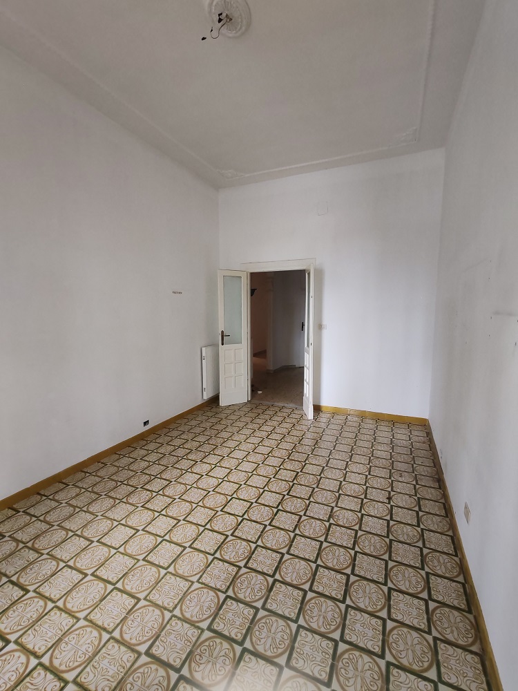 APPARTAMENTO INT.2 DI 7 VANI SENZA ASCENSORE; CANTINA. Dati catastali [N.C.E.U.] cat.A/2, fg.536, part.2, sub.501. Sup. cat. 130 mq. Piena proprietà lotto libero.