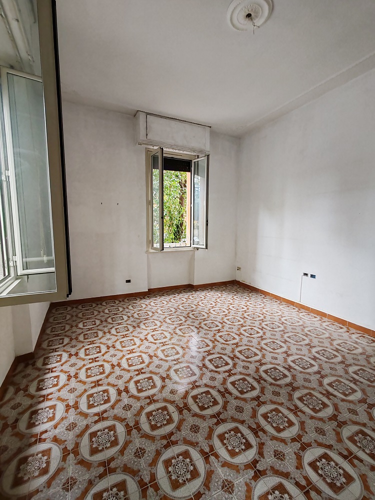 APPARTAMENTO INT.2 DI 7 VANI SENZA ASCENSORE; CANTINA. Dati catastali [N.C.E.U.] cat.A/2, fg.536, part.2, sub.501. Sup. cat. 130 mq. Piena proprietà lotto libero.