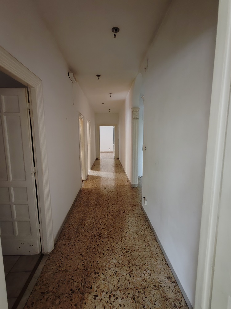 APPARTAMENTO INT.2 DI 7 VANI SENZA ASCENSORE; CANTINA. Dati catastali [N.C.E.U.] cat.A/2, fg.536, part.2, sub.501. Sup. cat. 130 mq. Piena proprietà lotto libero.