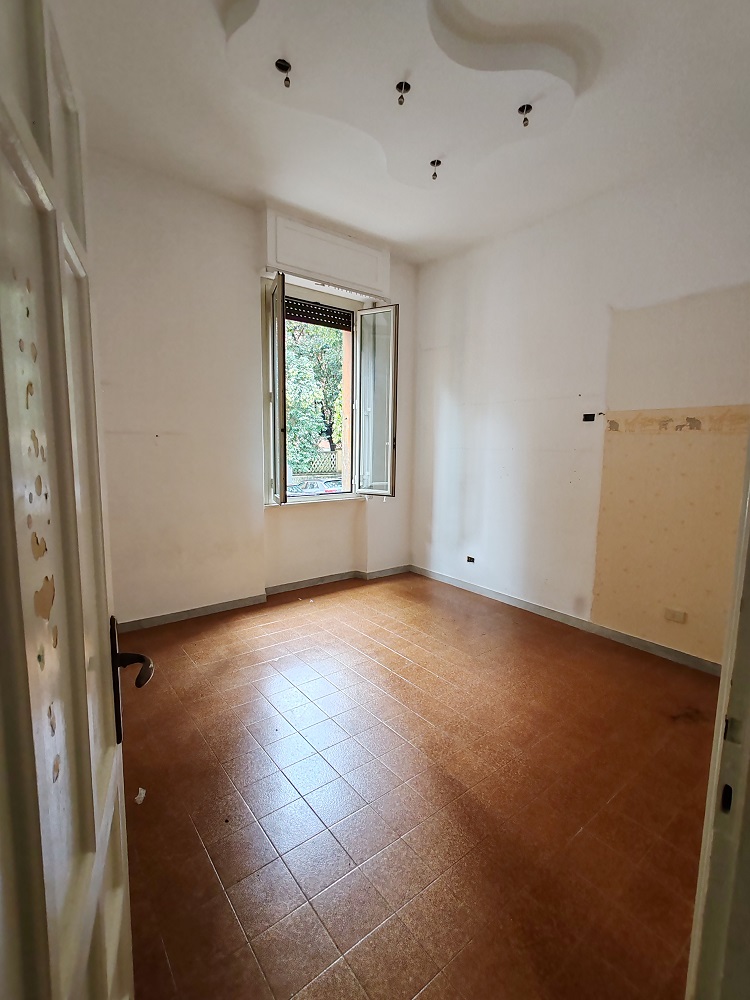 APPARTAMENTO INT.2 DI 7 VANI SENZA ASCENSORE; CANTINA. Dati catastali [N.C.E.U.] cat.A/2, fg.536, part.2, sub.501. Sup. cat. 130 mq. Piena proprietà lotto libero.