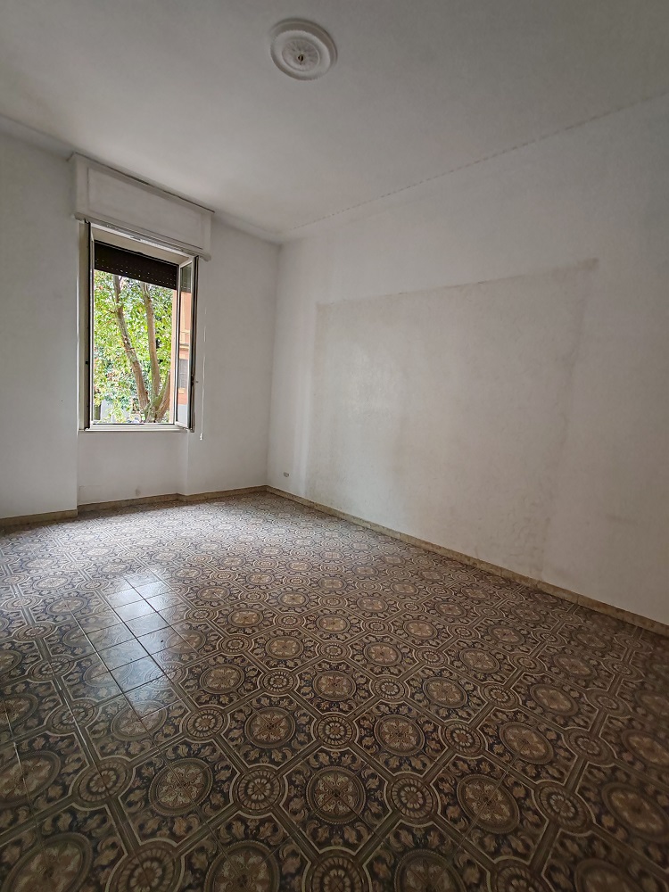 APPARTAMENTO INT.2 DI 7 VANI SENZA ASCENSORE; CANTINA. Dati catastali [N.C.E.U.] cat.A/2, fg.536, part.2, sub.501. Sup. cat. 130 mq. Piena proprietà lotto libero.