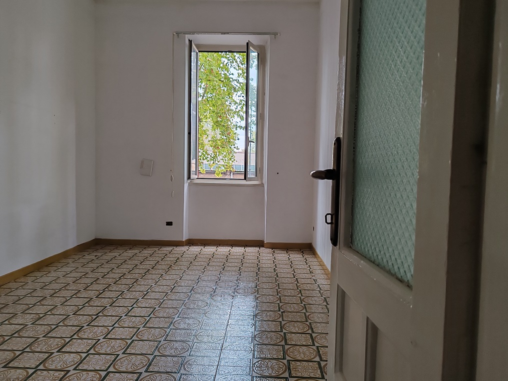 APPARTAMENTO INT.2 DI 7 VANI SENZA ASCENSORE; CANTINA. Dati catastali [N.C.E.U.] cat.A/2, fg.536, part.2, sub.501. Sup. cat. 130 mq. Piena proprietà lotto libero.