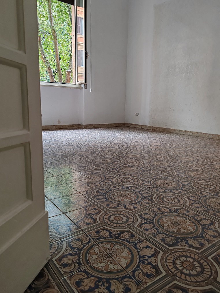 APPARTAMENTO INT.2 DI 7 VANI SENZA ASCENSORE; CANTINA. Dati catastali [N.C.E.U.] cat.A/2, fg.536, part.2, sub.501. Sup. cat. 130 mq. Piena proprietà lotto libero.