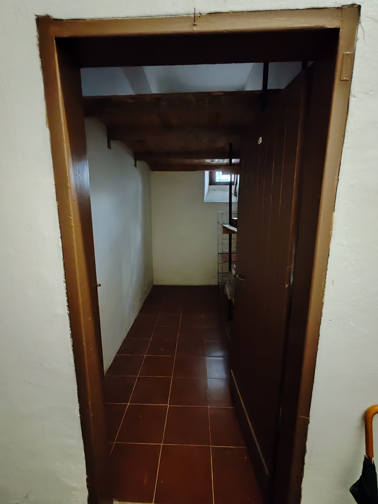 APPARTAMENTO INT.2 DI 7 VANI SENZA ASCENSORE; CANTINA. Dati catastali [N.C.E.U.] cat.A/2, fg.536, part.2, sub.501. Sup. cat. 130 mq. Piena proprietà lotto libero.