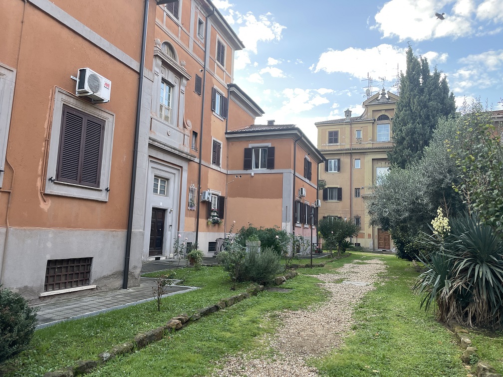 APPARTAMENTO INT.3 DI 4 VANI SENZA ASCENSORE; CANTINA. Dati catastali [N.C.E.U.] cat.A/4, fg.932, part.33, sub.12. Sup. cat. 70 mq. Piena proprietà lotto libero.