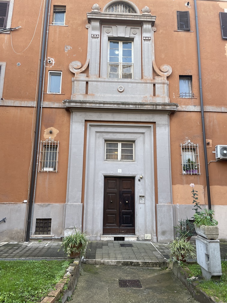 APPARTAMENTO INT.3 DI 4 VANI SENZA ASCENSORE; CANTINA. Dati catastali [N.C.E.U.] cat.A/4, fg.932, part.33, sub.12. Sup. cat. 70 mq. Piena proprietà lotto libero.