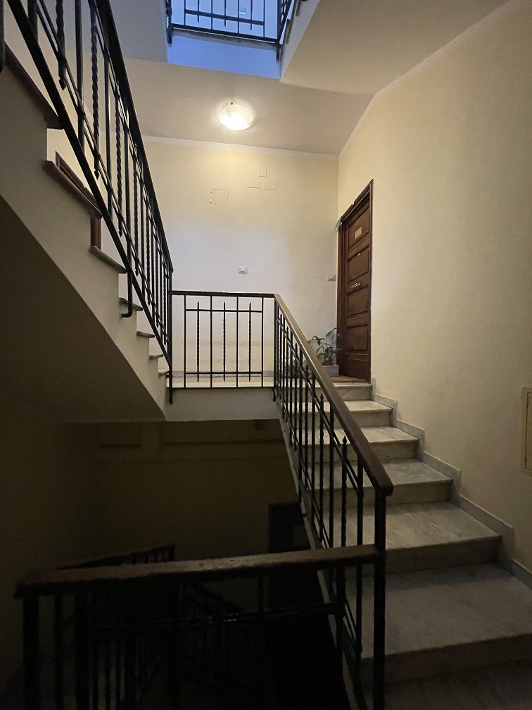 APPARTAMENTO INT.3 DI 4 VANI SENZA ASCENSORE; CANTINA. Dati catastali [N.C.E.U.] cat.A/4, fg.932, part.33, sub.12. Sup. cat. 70 mq. Piena proprietà lotto libero.