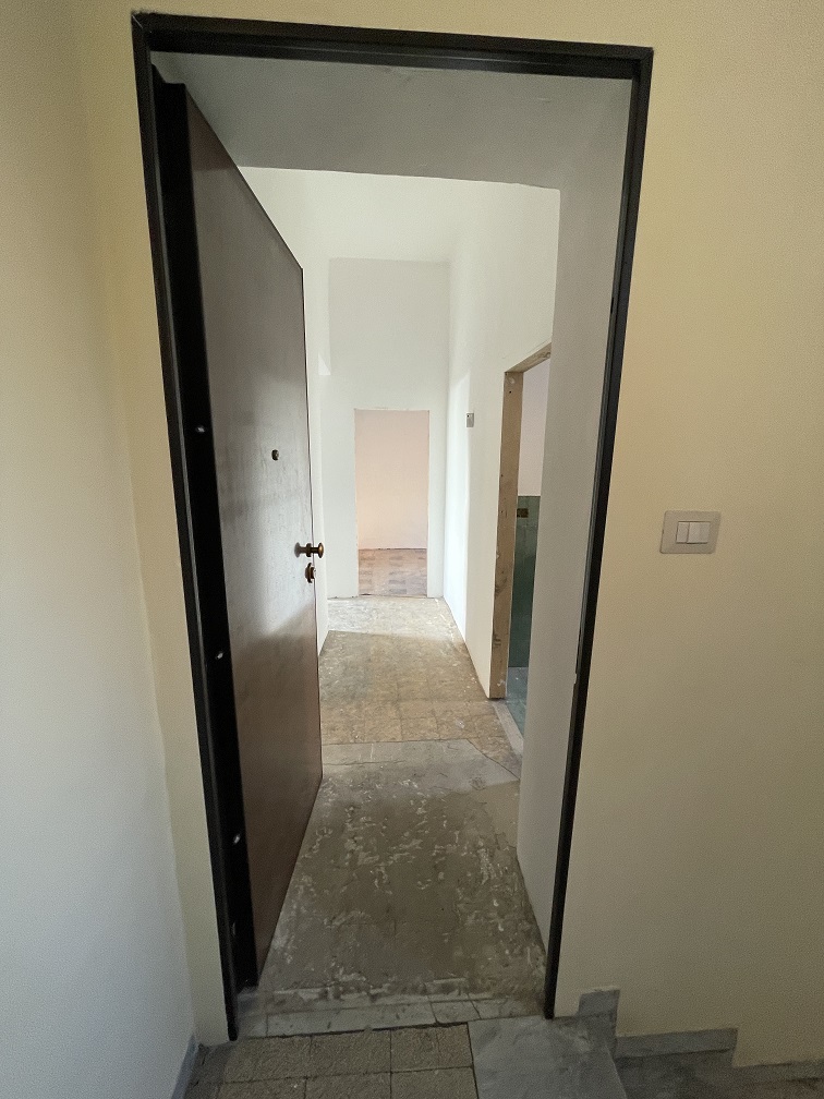 APPARTAMENTO INT.3 DI 4 VANI SENZA ASCENSORE; CANTINA. Dati catastali [N.C.E.U.] cat.A/4, fg.932, part.33, sub.12. Sup. cat. 70 mq. Piena proprietà lotto libero.