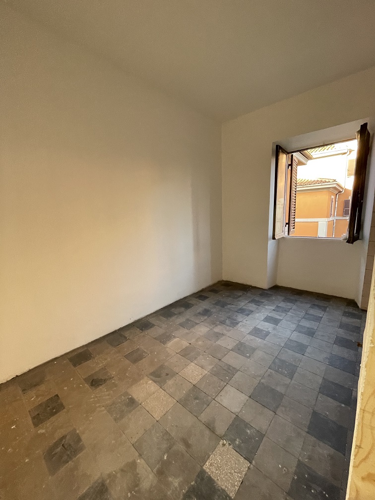 APPARTAMENTO INT.3 DI 4 VANI SENZA ASCENSORE; CANTINA. Dati catastali [N.C.E.U.] cat.A/4, fg.932, part.33, sub.12. Sup. cat. 70 mq. Piena proprietà lotto libero.