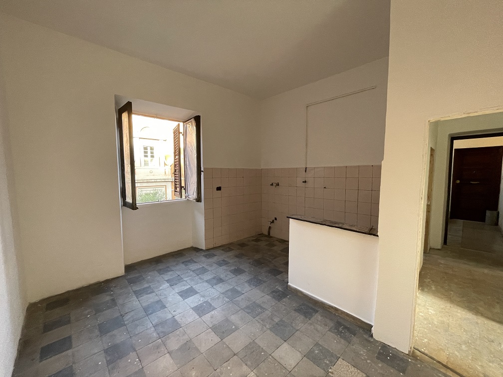 APPARTAMENTO INT.3 DI 4 VANI SENZA ASCENSORE; CANTINA. Dati catastali [N.C.E.U.] cat.A/4, fg.932, part.33, sub.12. Sup. cat. 70 mq. Piena proprietà lotto libero.