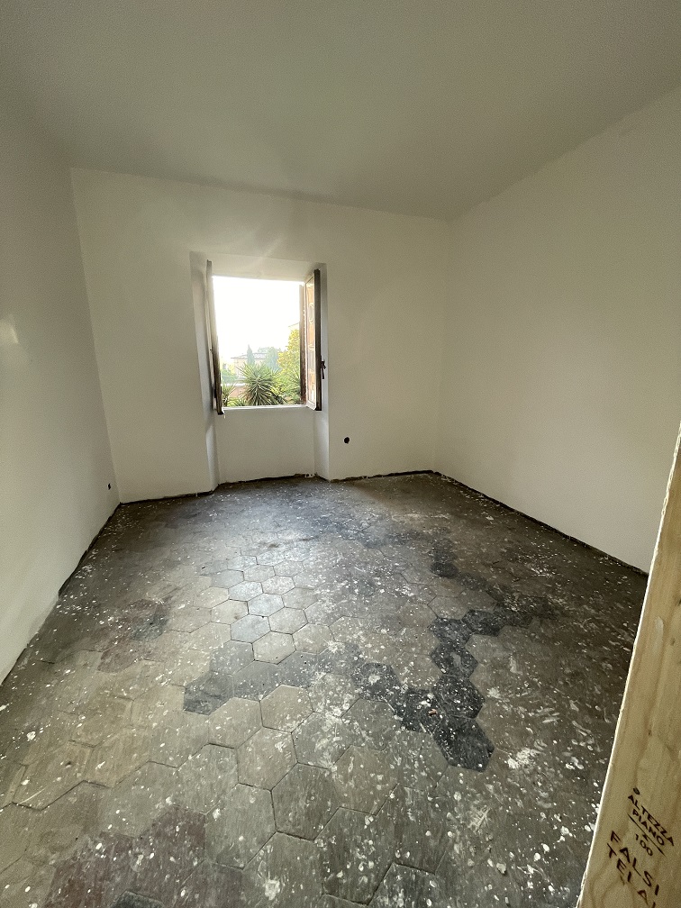 APPARTAMENTO INT.3 DI 4 VANI SENZA ASCENSORE; CANTINA. Dati catastali [N.C.E.U.] cat.A/4, fg.932, part.33, sub.12. Sup. cat. 70 mq. Piena proprietà lotto libero.