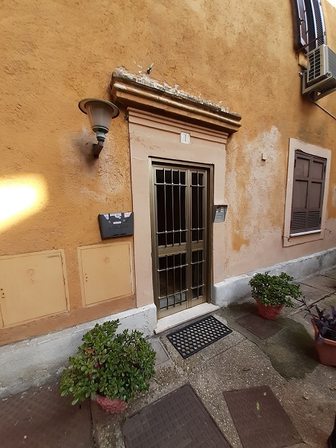 APPARTAMENTO INT.2 DI 3,5 VANI SENZA ASCENSORE. Dati catastali [N.C.E.U.] cat.A/4, fg.825, part.102, sub.2. Sup. cat. 54 mq. Piena proprietà lotto libero.