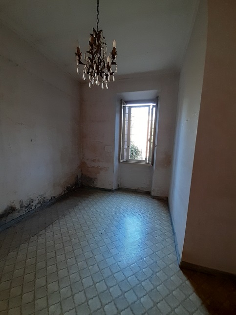 APPARTAMENTO INT.2 DI 3,5 VANI SENZA ASCENSORE. Dati catastali [N.C.E.U.] cat.A/4, fg.825, part.102, sub.2. Sup. cat. 54 mq. Piena proprietà lotto libero.