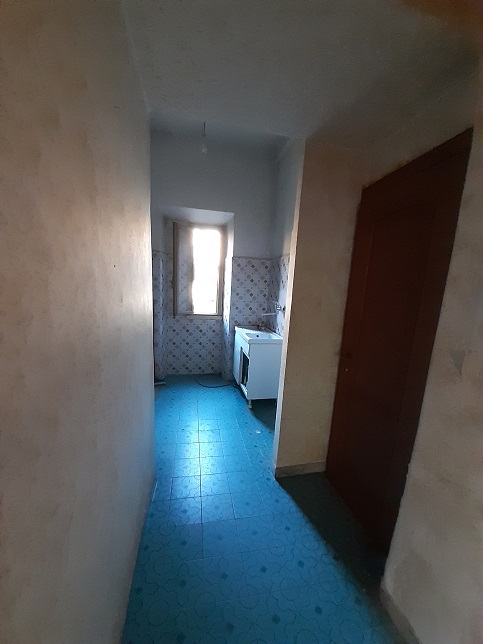 APPARTAMENTO INT.2 DI 3,5 VANI SENZA ASCENSORE. Dati catastali [N.C.E.U.] cat.A/4, fg.825, part.102, sub.2. Sup. cat. 54 mq. Piena proprietà lotto libero.