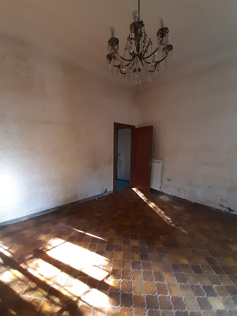 APPARTAMENTO INT.2 DI 3,5 VANI SENZA ASCENSORE. Dati catastali [N.C.E.U.] cat.A/4, fg.825, part.102, sub.2. Sup. cat. 54 mq. Piena proprietà lotto libero.