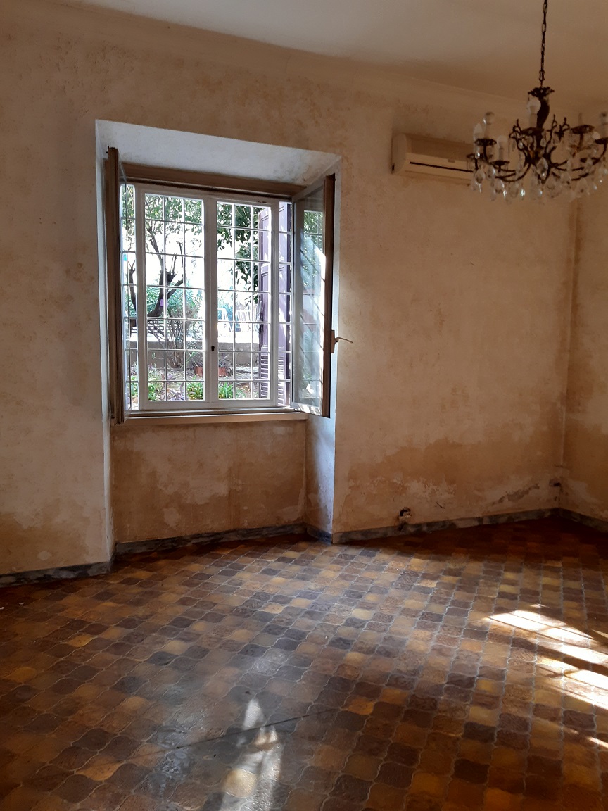 APPARTAMENTO INT.2 DI 3,5 VANI SENZA ASCENSORE. Dati catastali [N.C.E.U.] cat.A/4, fg.825, part.102, sub.2. Sup. cat. 54 mq. Piena proprietà lotto libero.