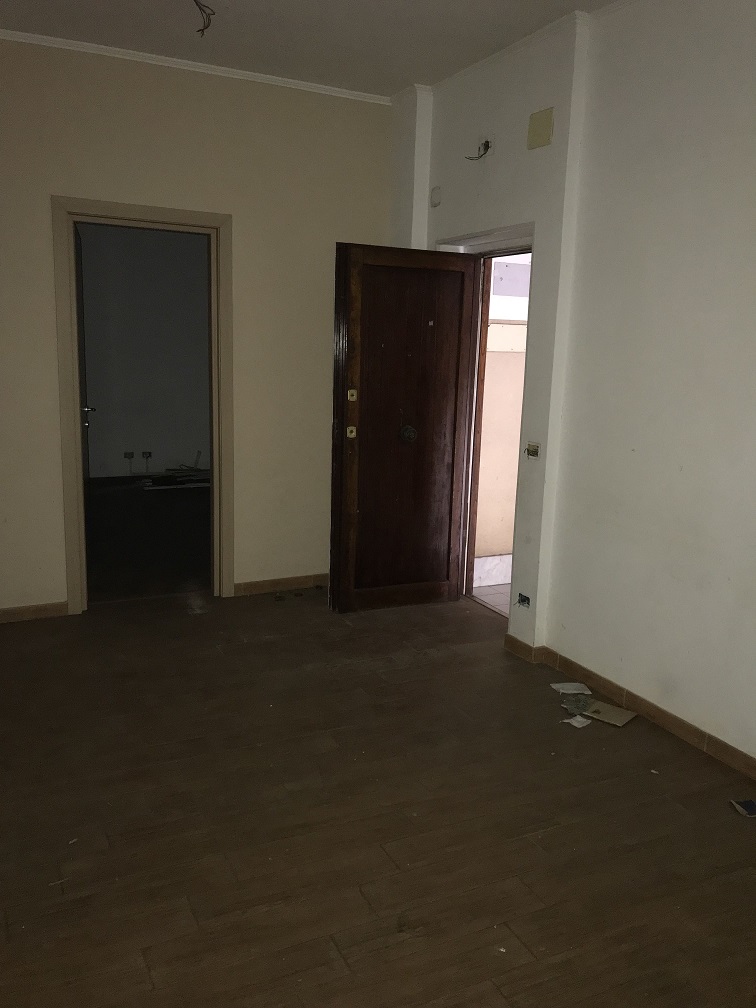 APPARTAMENTO INT.1 DI 5 VANI SENZA ASCENSORE. Dati catastali [N.C.E.U.] cat.A/3, fg.843, part.738, sub.2. Sup. cat. 82 mq. Piena proprietà lotto libero.
