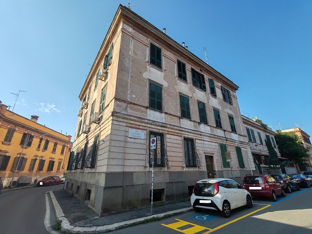 APPARTAMENTO INT.5 DI 5 VANI CON ASCENSORE. Dati catastali [N.C.E.U.] cat.A/2, fg.519, part.238, sub.5. Sup. cat. 104 mq. Piena proprietà lotto libero.