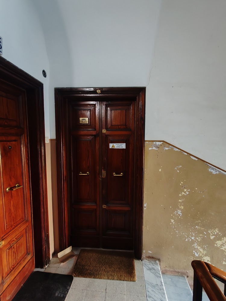 APPARTAMENTO INT.5 DI 5 VANI CON ASCENSORE. Dati catastali [N.C.E.U.] cat.A/2, fg.519, part.238, sub.5. Sup. cat. 104 mq. Piena proprietà lotto libero.