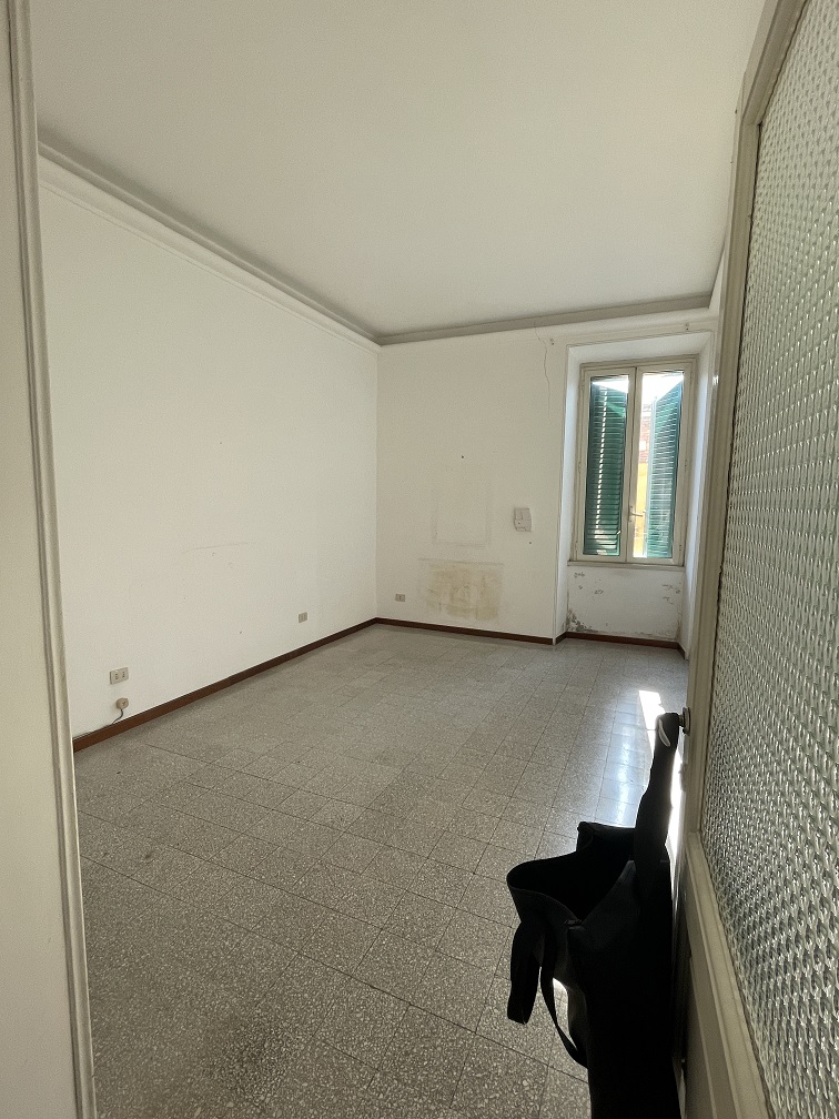 APPARTAMENTO INT.5 DI 5 VANI CON ASCENSORE. Dati catastali [N.C.E.U.] cat.A/2, fg.519, part.238, sub.5. Sup. cat. 104 mq. Piena proprietà lotto libero.