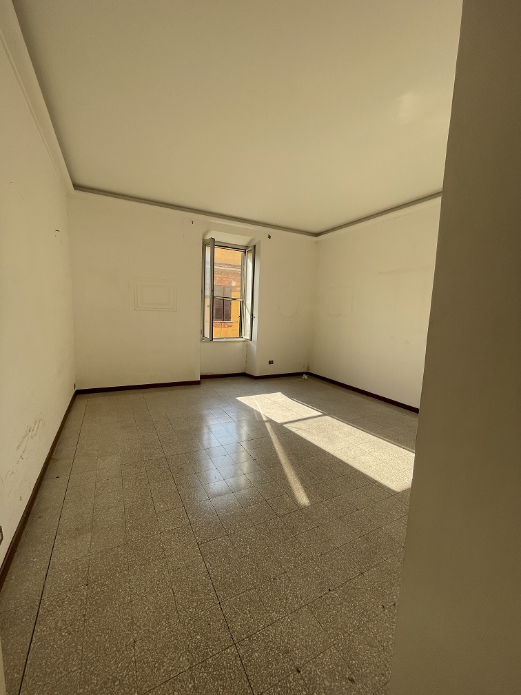 APPARTAMENTO INT.5 DI 5 VANI CON ASCENSORE. Dati catastali [N.C.E.U.] cat.A/2, fg.519, part.238, sub.5. Sup. cat. 104 mq. Piena proprietà lotto libero.