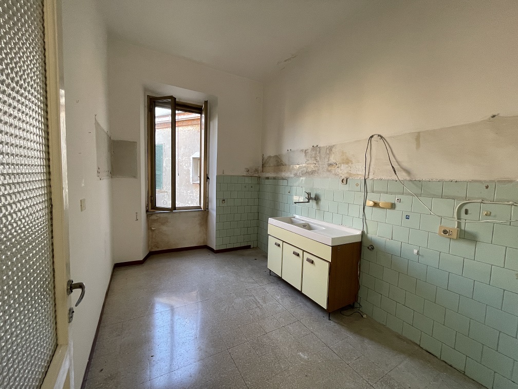 APPARTAMENTO INT.5 DI 5 VANI CON ASCENSORE. Dati catastali [N.C.E.U.] cat.A/2, fg.519, part.238, sub.5. Sup. cat. 104 mq. Piena proprietà lotto libero.
