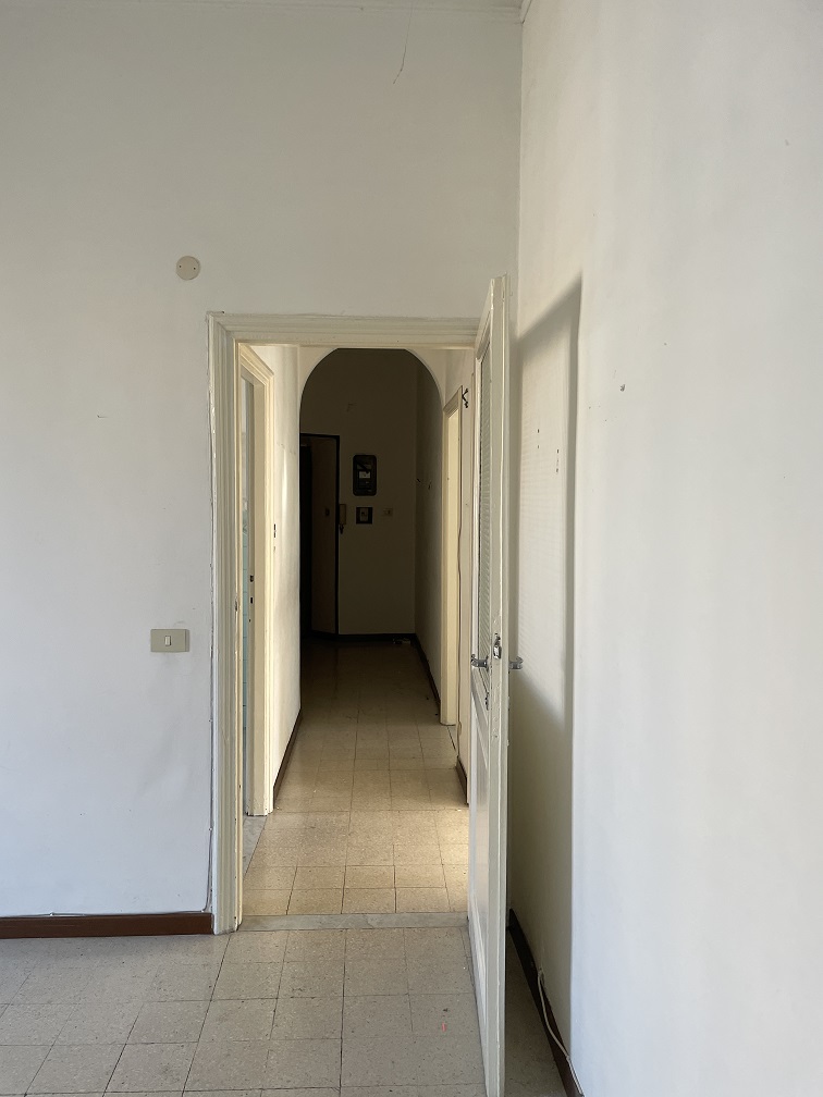 APPARTAMENTO INT.5 DI 5 VANI CON ASCENSORE. Dati catastali [N.C.E.U.] cat.A/2, fg.519, part.238, sub.5. Sup. cat. 104 mq. Piena proprietà lotto libero.