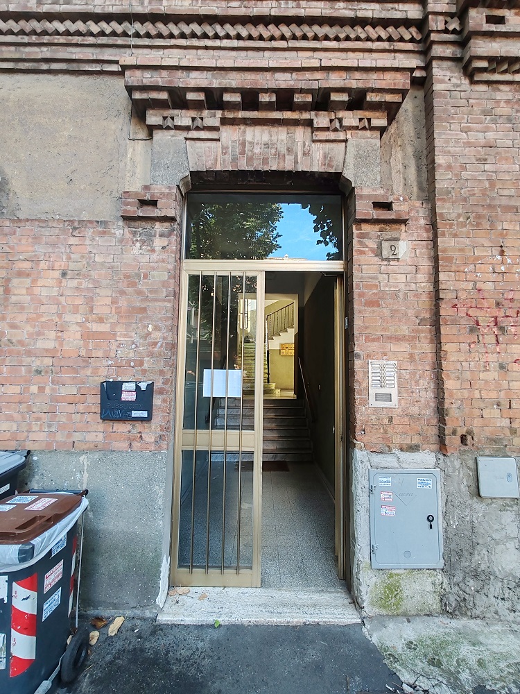 APPARTAMENTO INT.28 DI 3,5 VANI SENZA ASCENSORE. Dati catastali [N.C.E.U.] cat.A/2, fg.519, part.312, sub.33. Sup. cat. 68 mq. Piena proprietà lotto libero.