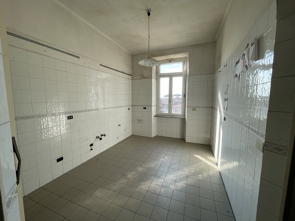 APPARTAMENTO INT.28 DI 3,5 VANI SENZA ASCENSORE. Dati catastali [N.C.E.U.] cat.A/2, fg.519, part.312, sub.33. Sup. cat. 68 mq. Piena proprietà lotto libero.