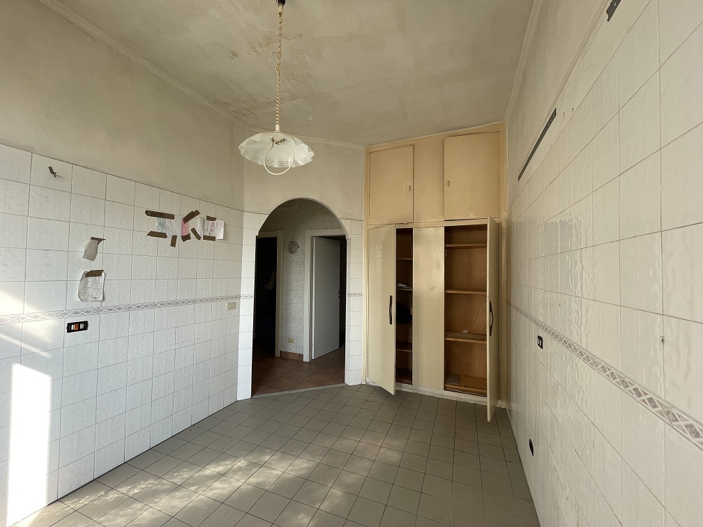 APPARTAMENTO INT.28 DI 3,5 VANI SENZA ASCENSORE. Dati catastali [N.C.E.U.] cat.A/2, fg.519, part.312, sub.33. Sup. cat. 68 mq. Piena proprietà lotto libero.