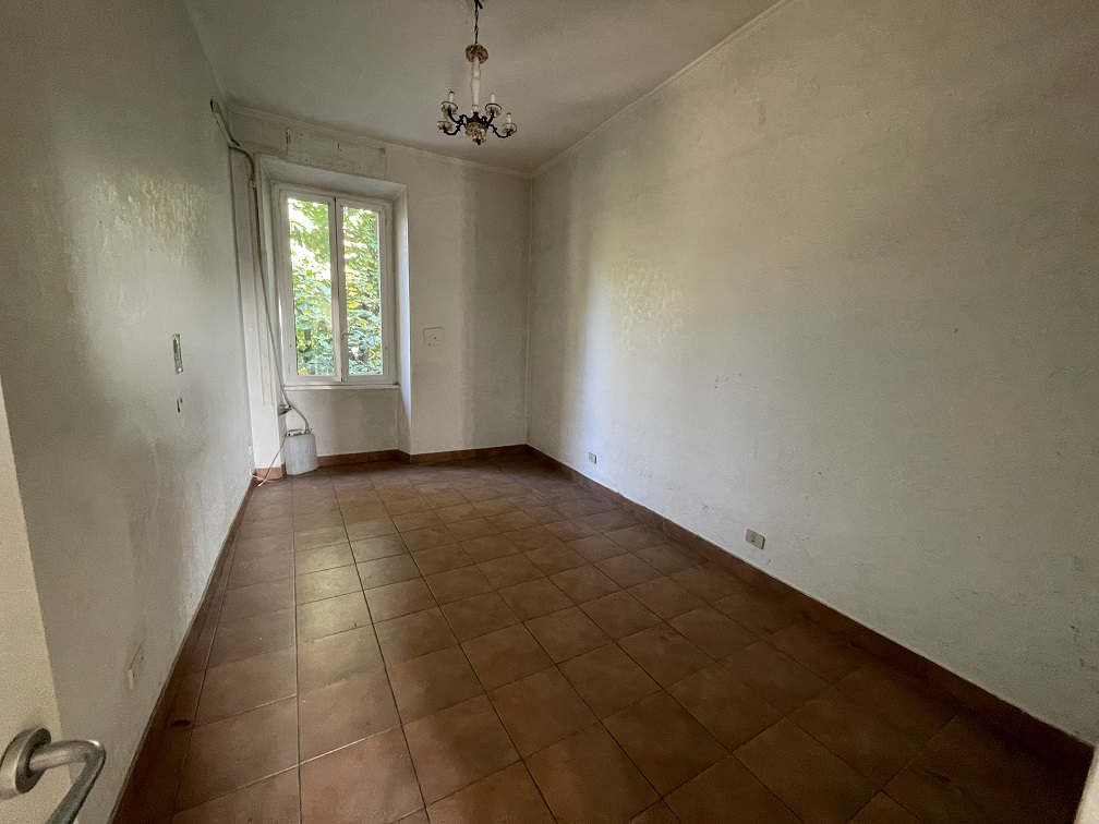APPARTAMENTO INT.28 DI 3,5 VANI SENZA ASCENSORE. Dati catastali [N.C.E.U.] cat.A/2, fg.519, part.312, sub.33. Sup. cat. 68 mq. Piena proprietà lotto libero.