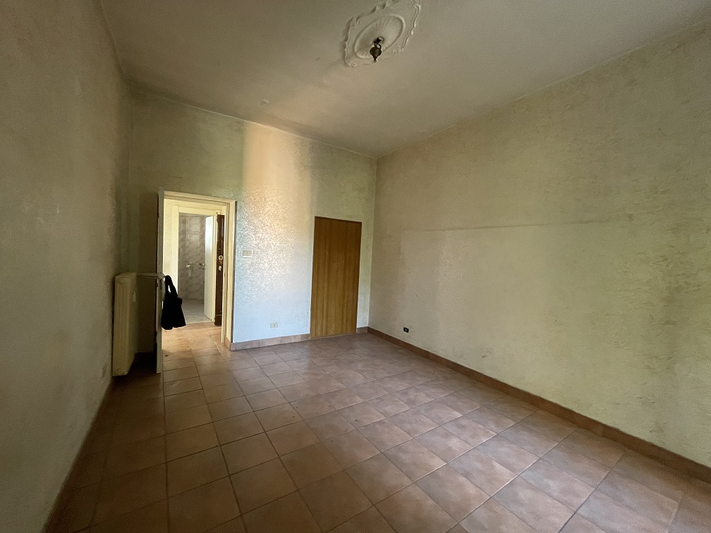 APPARTAMENTO INT.28 DI 3,5 VANI SENZA ASCENSORE. Dati catastali [N.C.E.U.] cat.A/2, fg.519, part.312, sub.33. Sup. cat. 68 mq. Piena proprietà lotto libero.