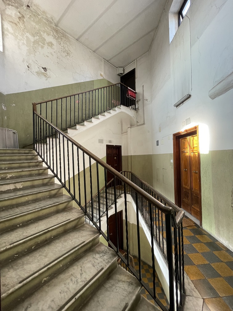 APPARTAMENTO INT.28 DI 3,5 VANI SENZA ASCENSORE. Dati catastali [N.C.E.U.] cat.A/2, fg.519, part.312, sub.33. Sup. cat. 68 mq. Piena proprietà lotto libero.