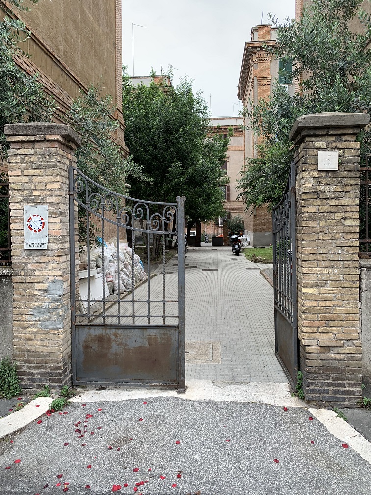 APPARTAMENTO INT.2 DI 2,5 VANI SENZA ASCENSORE. Dati catastali [N.C.E.U.] cat.A/2, fg.519, part.315, sub.2. Sup. cat. 44 mq. Piena proprietà lotto libero.