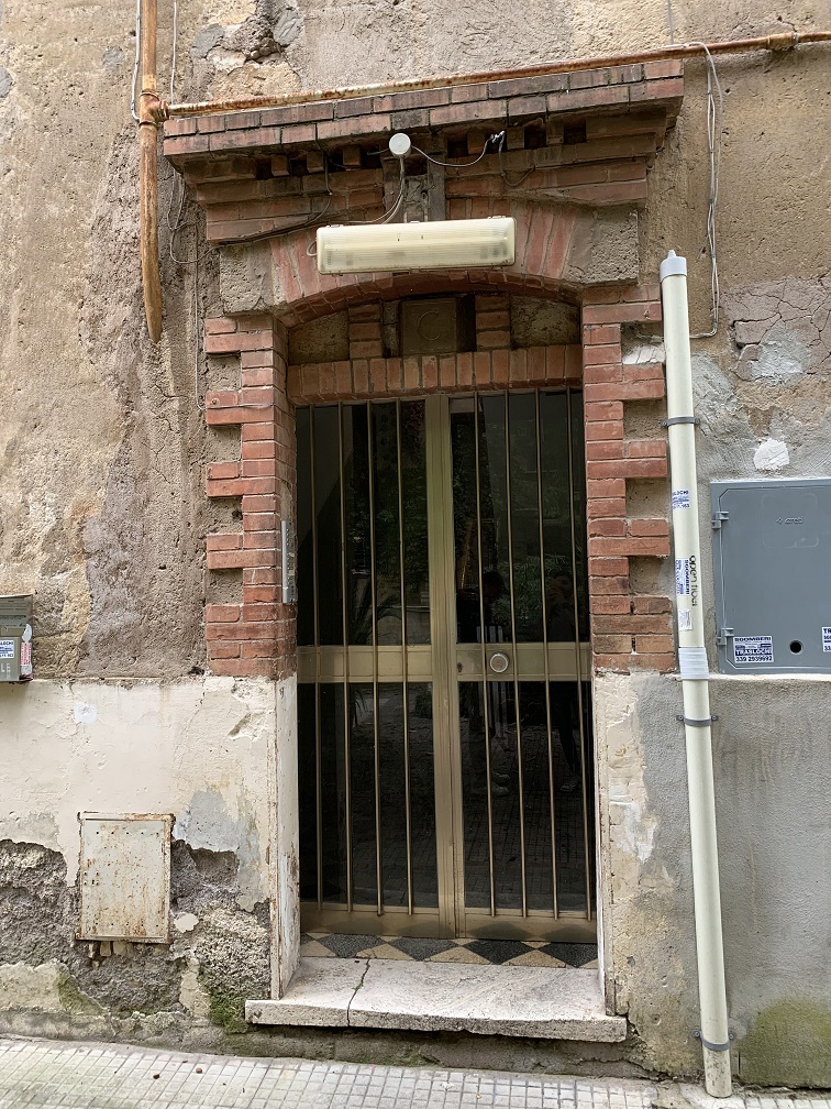 APPARTAMENTO INT.2 DI 2,5 VANI SENZA ASCENSORE. Dati catastali [N.C.E.U.] cat.A/2, fg.519, part.315, sub.2. Sup. cat. 44 mq. Piena proprietà lotto libero.