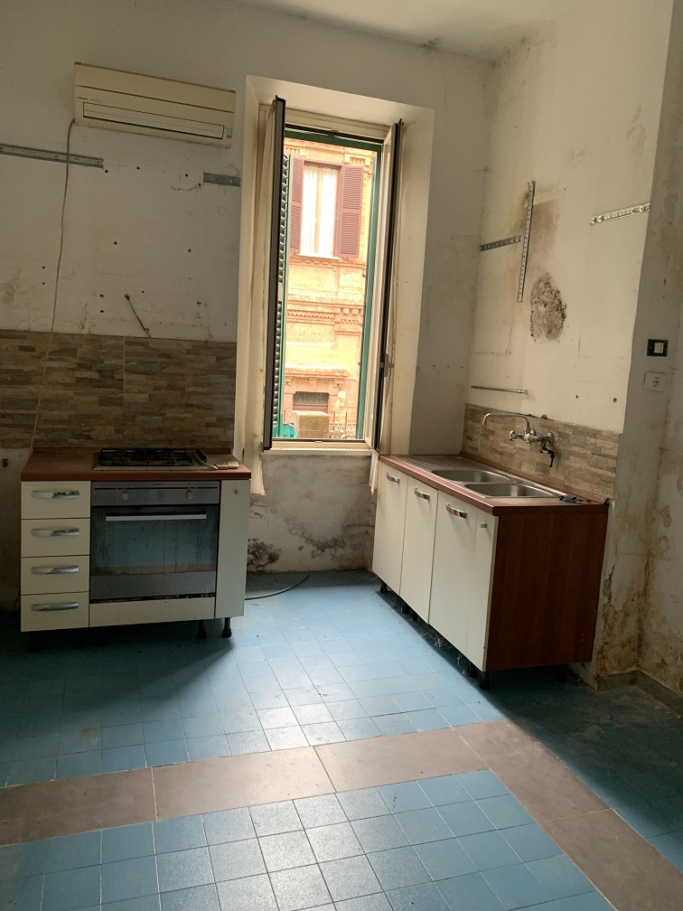 APPARTAMENTO INT.2 DI 2,5 VANI SENZA ASCENSORE. Dati catastali [N.C.E.U.] cat.A/2, fg.519, part.315, sub.2. Sup. cat. 44 mq. Piena proprietà lotto libero.