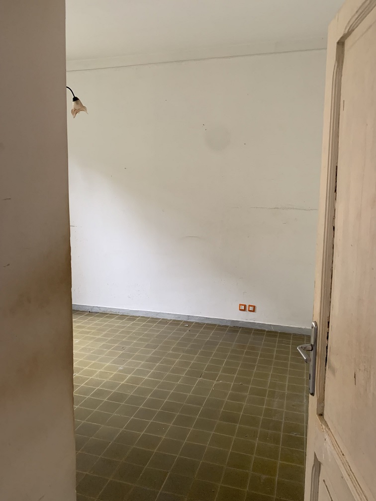 APPARTAMENTO INT.2 DI 2,5 VANI SENZA ASCENSORE. Dati catastali [N.C.E.U.] cat.A/2, fg.519, part.315, sub.2. Sup. cat. 44 mq. Piena proprietà lotto libero.