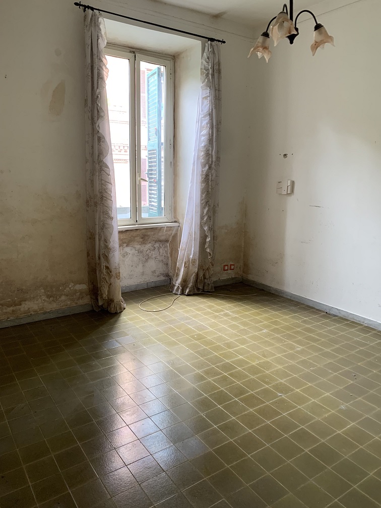 APPARTAMENTO INT.2 DI 2,5 VANI SENZA ASCENSORE. Dati catastali [N.C.E.U.] cat.A/2, fg.519, part.315, sub.2. Sup. cat. 44 mq. Piena proprietà lotto libero.