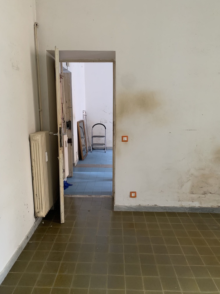 APPARTAMENTO INT.2 DI 2,5 VANI SENZA ASCENSORE. Dati catastali [N.C.E.U.] cat.A/2, fg.519, part.315, sub.2. Sup. cat. 44 mq. Piena proprietà lotto libero.