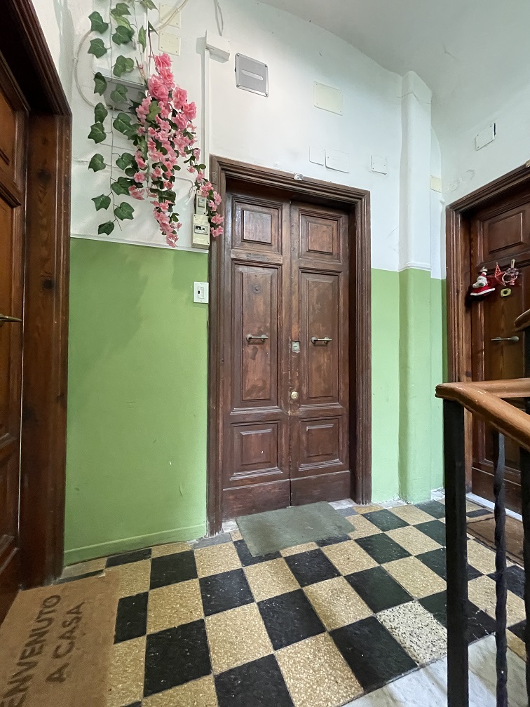 APPARTAMENTO INT.2 DI 2,5 VANI SENZA ASCENSORE. Dati catastali [N.C.E.U.] cat.A/2, fg.519, part.315, sub.2. Sup. cat. 44 mq. Piena proprietà lotto libero.
